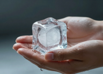 O truque de segurar um objeto frio durante uma crise de raiva para "esfriar a cabeça" literalmente