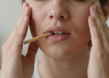 O truque do lápis na boca (sem morder) que cura dores de cabeça tensionais