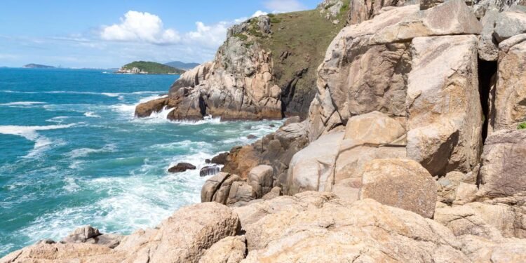 A praia de Santa Catarina que chama atenção com suas lagoas cristalinas e fama internacional no surfe