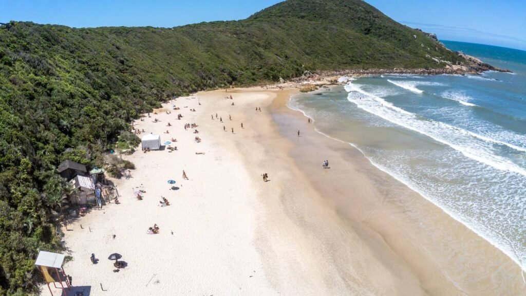 A praia de Santa Catarina que chama atenção com suas lagoas cristalinas e fama internacional no surfe