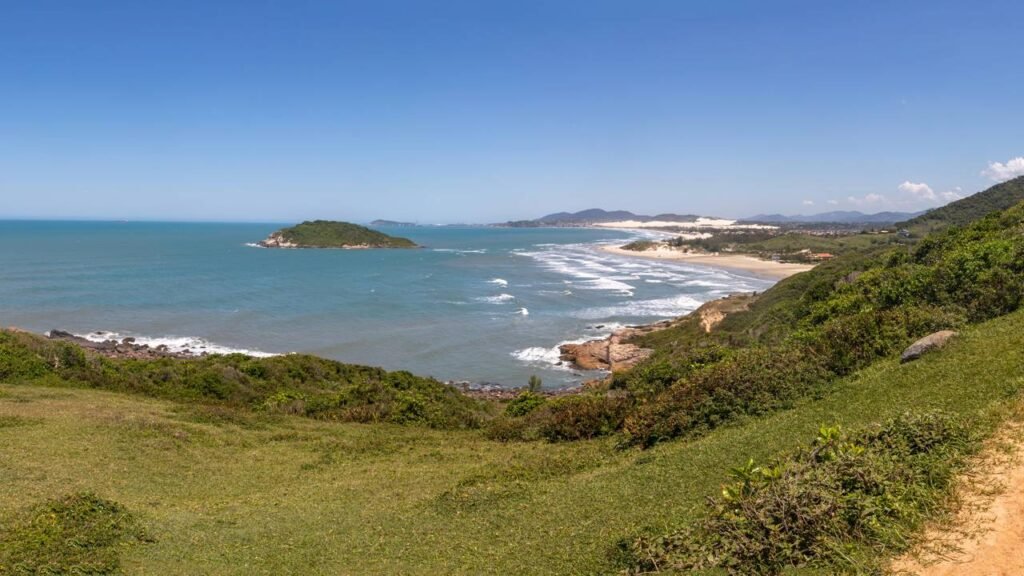 A praia de Santa Catarina que chama atenção com suas lagoas cristalinas e fama internacional no surfe