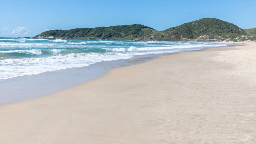 A praia de Santa Catarina que chama atenção com suas lagoas cristalinas e fama internacional no surfe