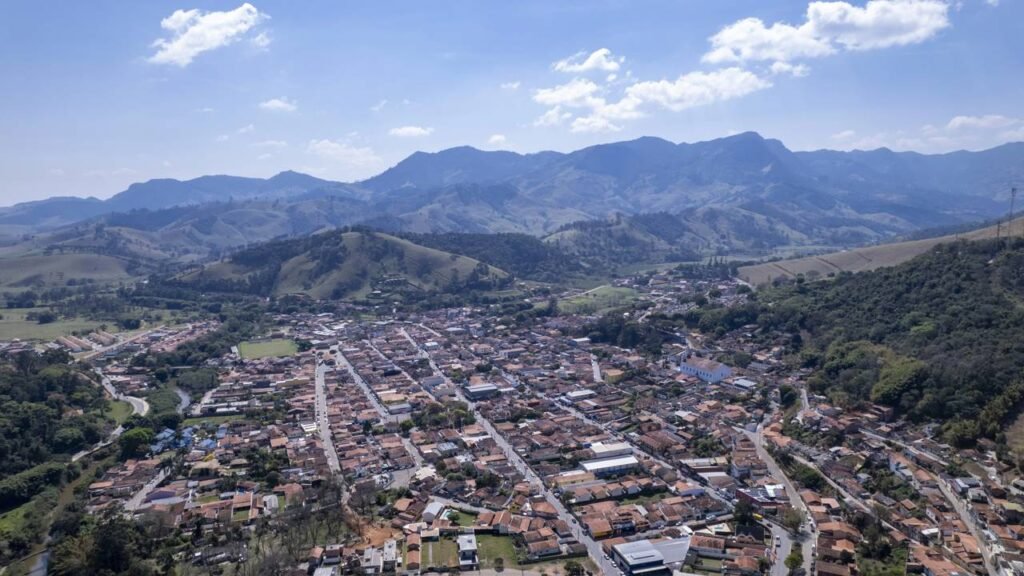 Com apenas 11 mil moradores, a Toscana Brasileira impressiona com montanhas de 1.900 metros e vistas amplas de vales