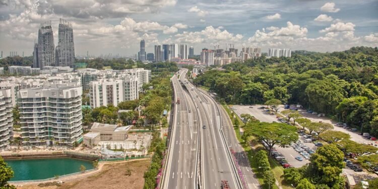 A cidade onde arranha-céus convivem com florestas tropicais