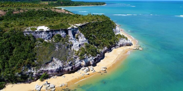 A antiga vila charmosa da Bahia que conquistou artistas com seu luxo rústico
