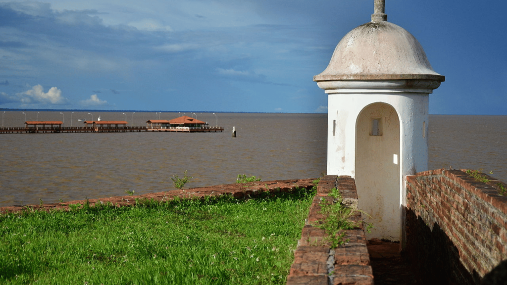 O famoso "Marco Zero" fica nessa capital do Brasil cortada pela linha do Equador e banhada pelo rio Amazonas com beleza inacreditável