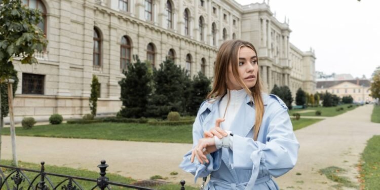 Caminhar em Viena é como viajar no tempo, cercado pela grandiosidade do Palácio de Schönbrunn e pela arquitetura imponente do complexo Hofburg. Créditos: depositphotos.com / HoltarenkoAnhelinaBO