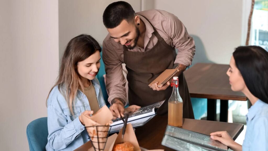 O que a psicologia diz sobre pessoas que ajudam o garçom a arrumar a mesa?