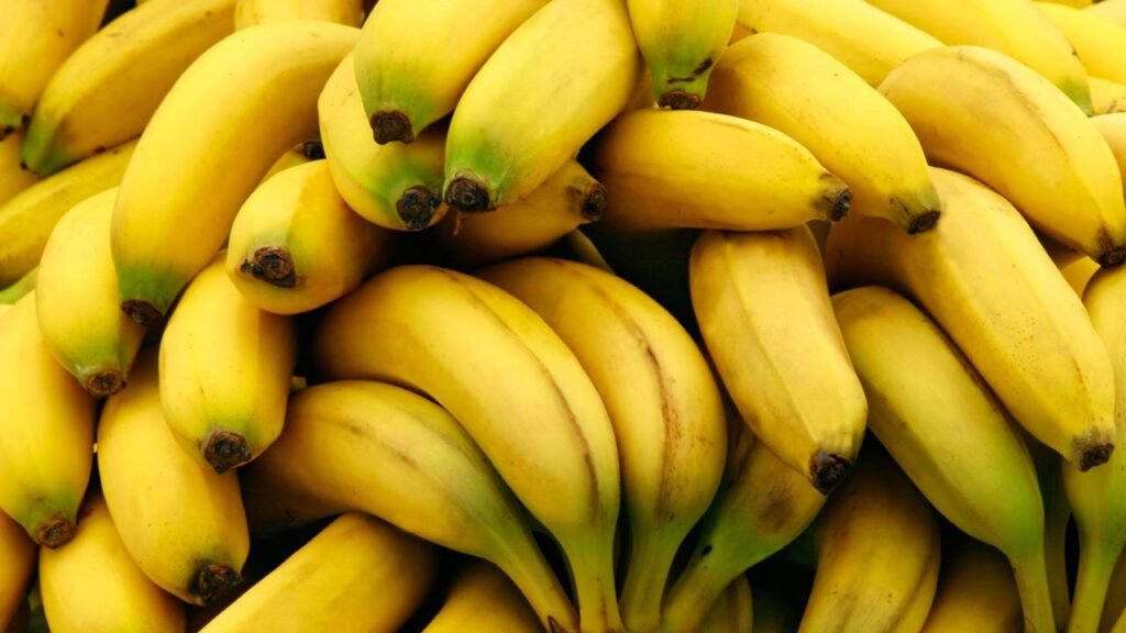 Os 5 alimentos que você nunca deve guardar perto das bananas e porque