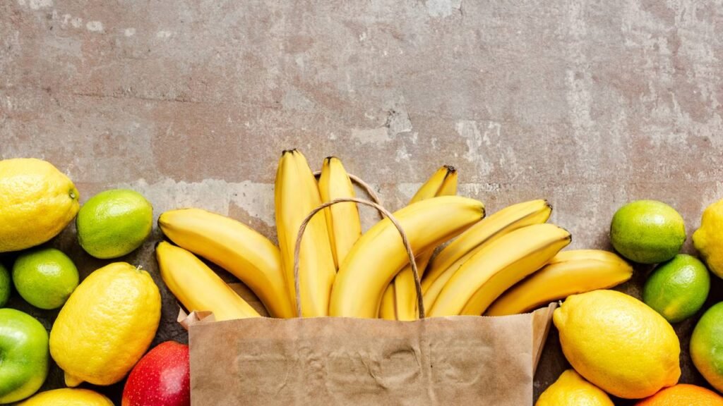 Os 5 alimentos que você nunca deve guardar perto das bananas e porque