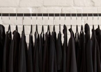 Esse hábito comum pode destruir suas roupas pretas sem você notar