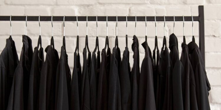 Muita gente estende roupas pretas sob o sol forte para acelerar a secagem, especialmente em dias quentes - Créditos: depositphotos.com / VikiKviki