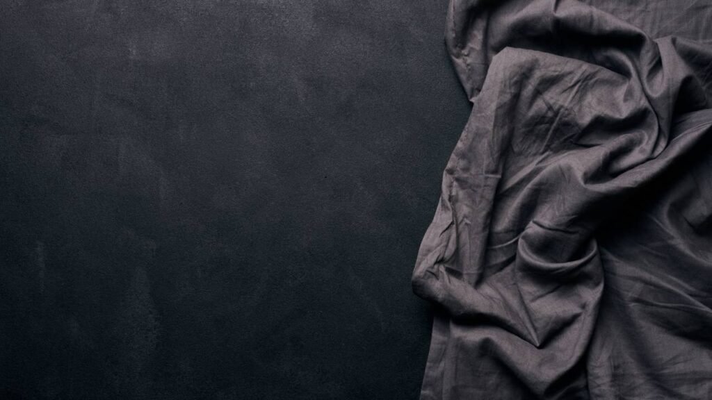 Esse hábito comum pode destruir suas roupas pretas sem você notar