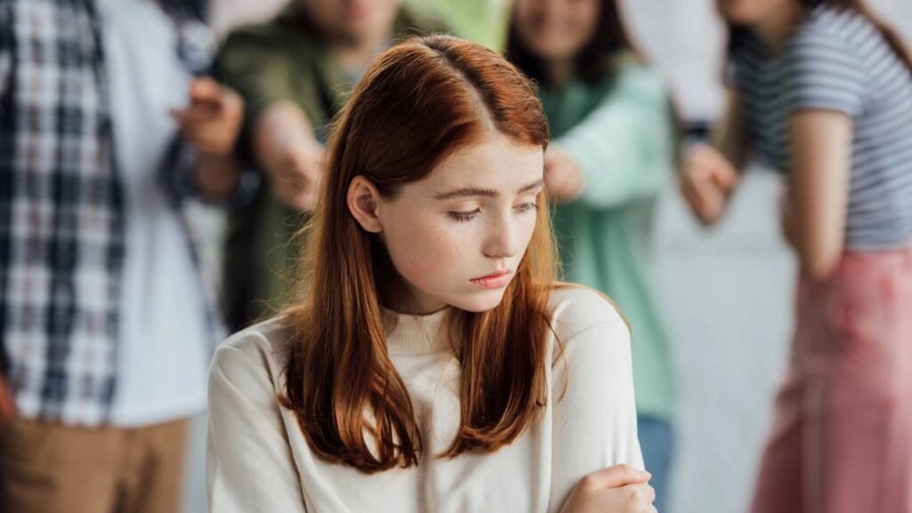 Com o tempo, a sigla passou a ser usada de forma mais neutra e até carinhosa, perdendo o peso original da expressão completa