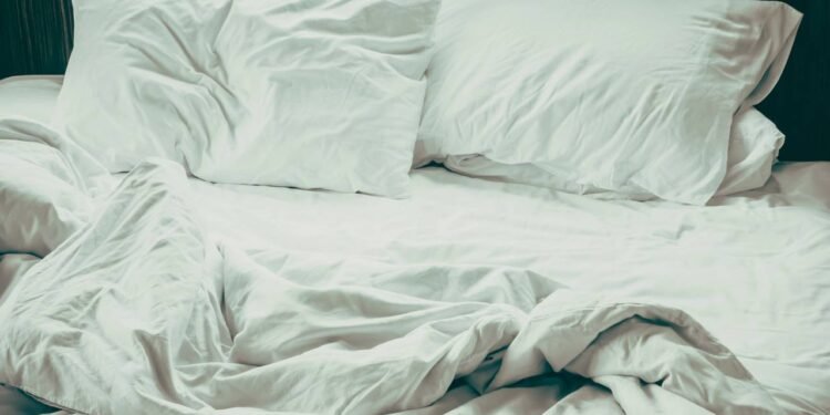 Pratique arrumar cama para boost de produtividade prática, foco emocional e ambiente calmo, ideal para rotinas equilibradas e saudáveis.​ // Créditos: depositphotos.com / mrsiraphol