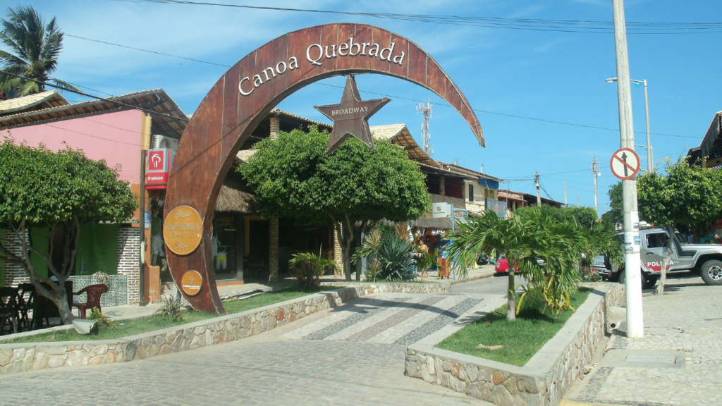 A antiga vila de pescadores que abriga uma praia do Nordeste famosa pela sua "Broadway" e belezas irresistíveis