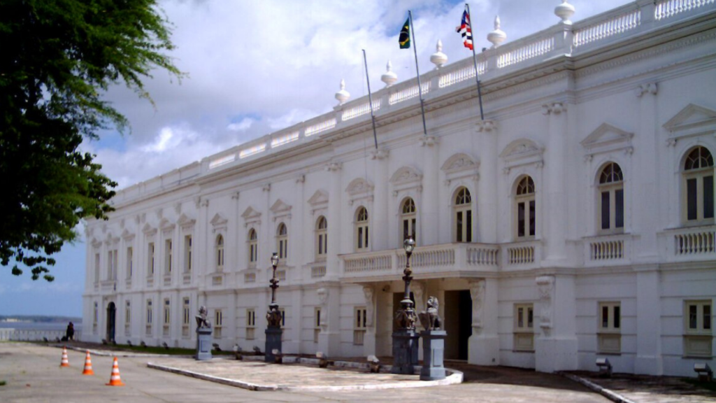 A Ilha do Amor fundada por franceses no Brasil está chamando atenção por casarões preservados e ritmo contagiante