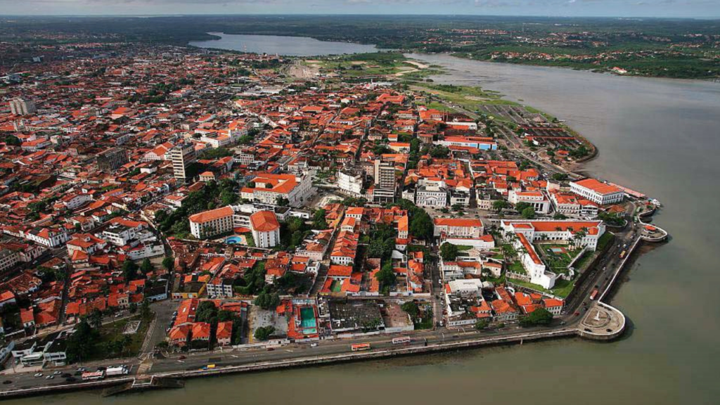 Fundada por franceses em 1612, a "Atenas brasileira" possui o maior acervo de azulejos da América Latina