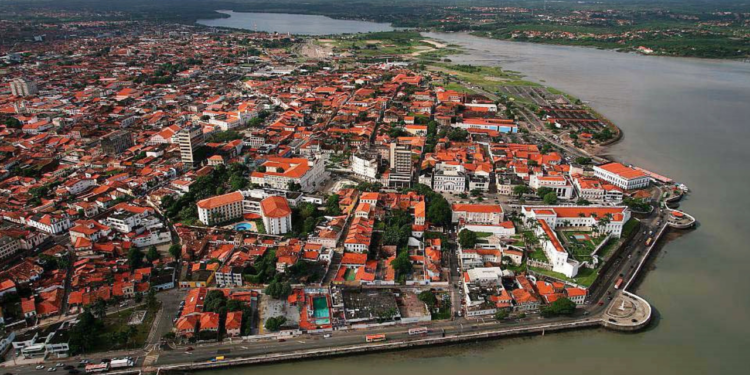 A Ilha do Amor fundada por franceses no Brasil está chamando atenção por casarões preservados e ritmo contagiante