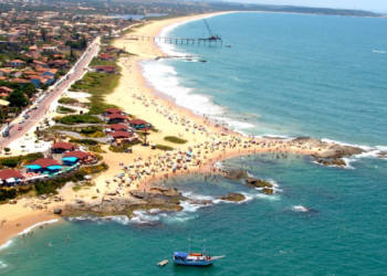 A cidade do Rio de Janeiro cercada por vilas de pescadores que encanta pela música e vida leve