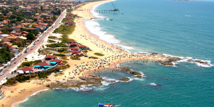 Rio das Ostras encanta com mar verde e coqueirais infinitos: viva o paraíso carioca que inspira surf, sol eterno e tranquilidade no coração do litoral regato! // Créditos: Wikipédia