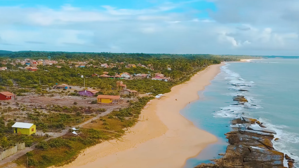 A vila isolada por décadas no litoral da Bahia que conquista pela beleza, paz e águas cristalinas