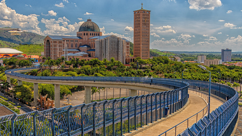 A cidade brasileira que abriga o maior templo católico do Brasil e a qualidade de vida ideal para quem busca conforto