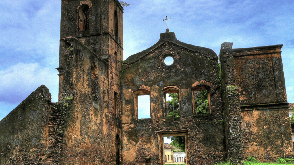 A vila histórica paradoxa onde o passado em ruínas encontra uma base espacial ativa com foguetes no Brasil