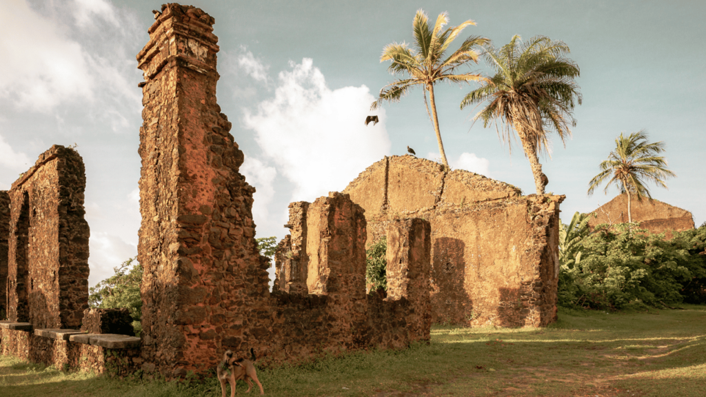 A vila histórica paradoxa onde o passado em ruínas encontra uma base espacial ativa com foguetes no Brasil
