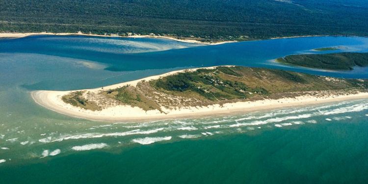 Ilha do Cardoso-SP abriga Parque Estadual de 15 mil ha com manguezais, praias selvagens como Pereirinha e comunidades caiçaras tradicionais no litoral sul preservado. // Créditos: Wikipédia