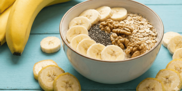 Banana energiza pré-treino, combate fadiga e eleva serotonina para bem-estar mental, inspirando rotinas ativas com sabor doce e acessível do dia a dia.