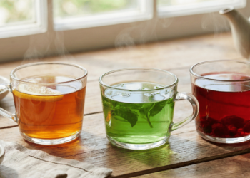 Adeus, estufamento: os 3 chás naturais que nutricionistas indicam para desinflamar o corpo