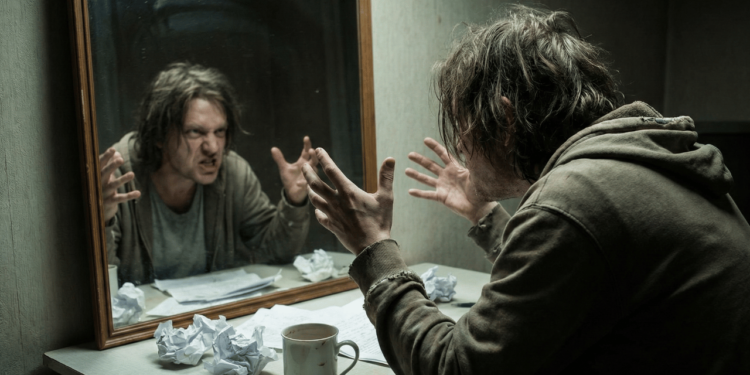 O que significa não gostar de si mesmo e por que isso acontece?