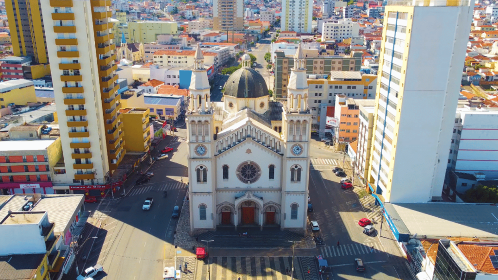 O polo industrial do sul mineiro que conseguiu crescer sem perder qualidade de vida sendo perfeito para quem busca prosperar