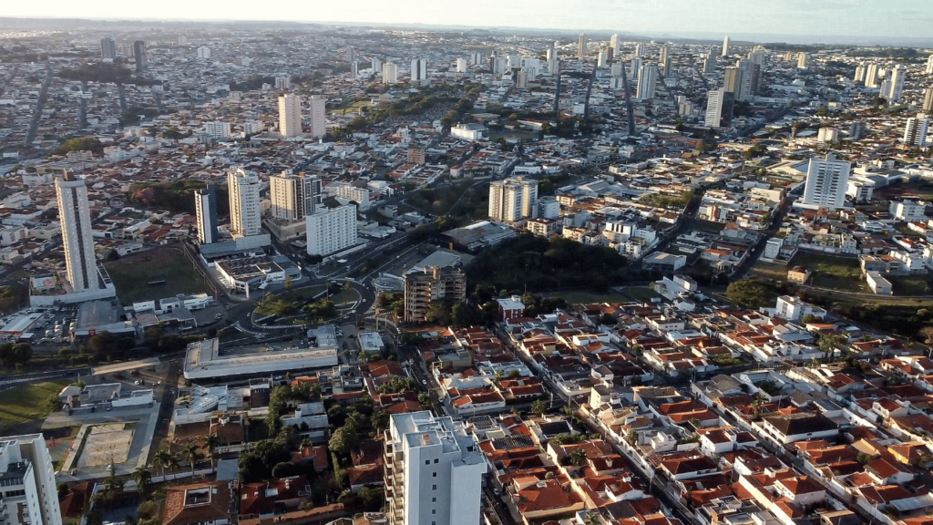 A cidade do interior referência em calçado e basquete que está conquistando quem busca oportunidades e ama esportes