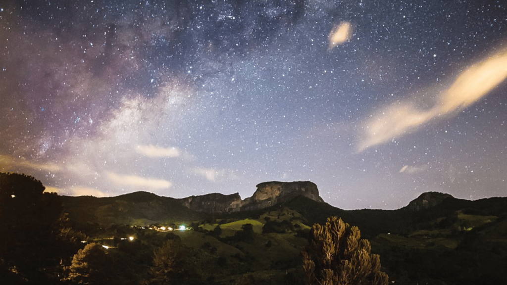 Frio de −1 °C e apenas 11 mil habitantes: a vila histórica de 1832 nas montanhas entre São Paulo e Minas que virou o segredo mais cobiçado do Brasil