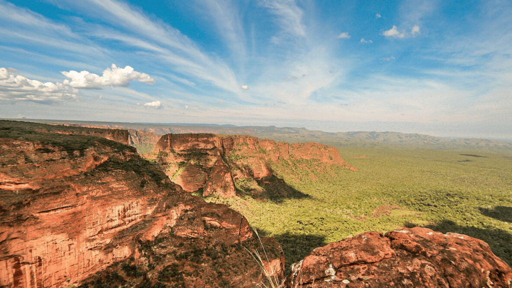 A cidade que abriga paredões que chegam a 800 metros de altitude e belezas naturais de tirar o fôlego