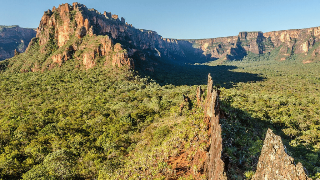 Onde os "Portões do Inferno" guardam uma cidade com paredões gigantescos que chegam a 800 metros de altitude e belezas naturais de tirar o fôlego