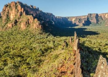 A cidade que abriga paredões que chegam a 800 metros de altitude e belezas naturais de tirar o fôlego