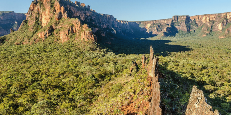 A cidade que abriga paredões que chegam a 800 metros de altitude e belezas naturais de tirar o fôlego