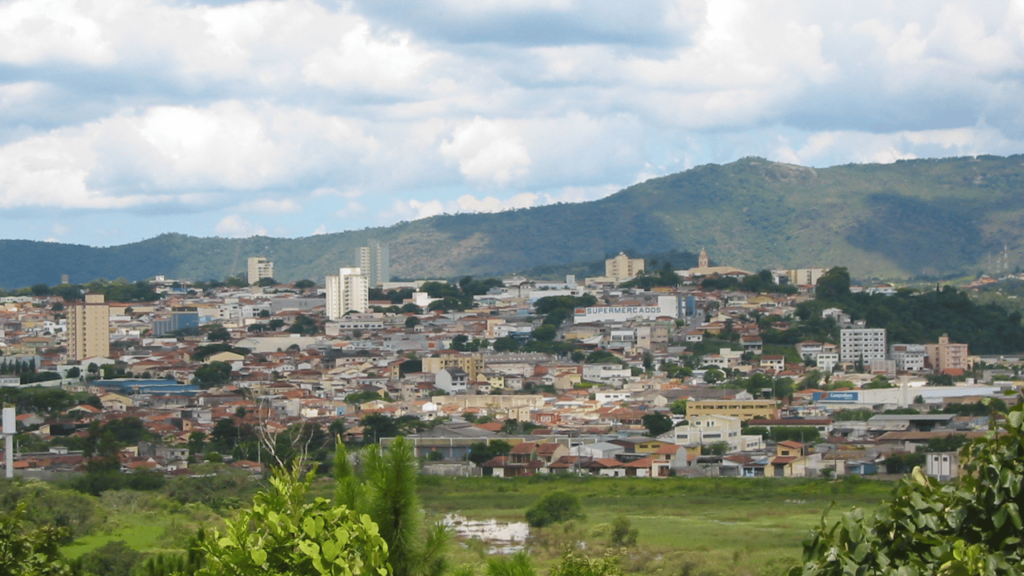 A 65 km de São Paulo, essa cidade abriga uma rocha a 1.400 metros e atrai quem busca ar puro para viver bem