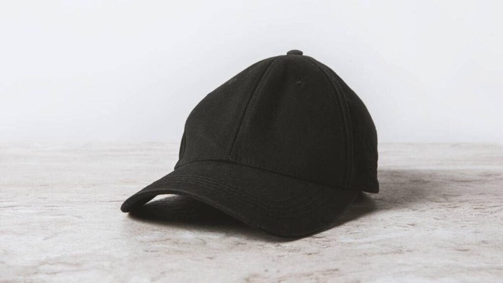 Esse pequeno detalhe no boné tem uma função surpreendente que poucos conhecem