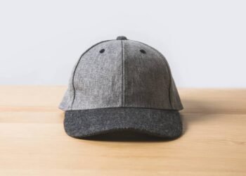 Esse pequeno detalhe no boné tem uma função surpreendente que poucos conhecem