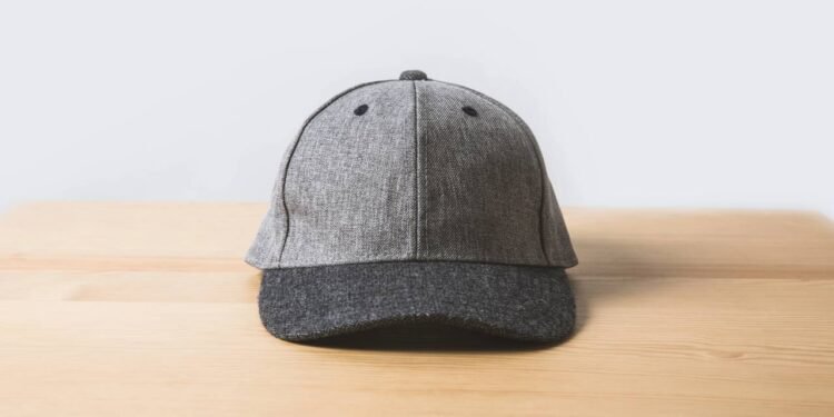 Esse pequeno detalhe no boné tem uma função surpreendente que poucos conhecem