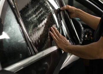 O segredo por trás dos pontinhos pretos do vidro do carro que ninguém contou