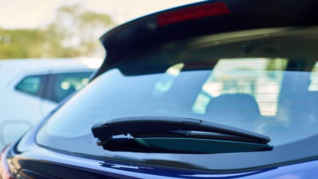 O segredo por trás dos pontinhos pretos do vidro do carro que ninguém contou