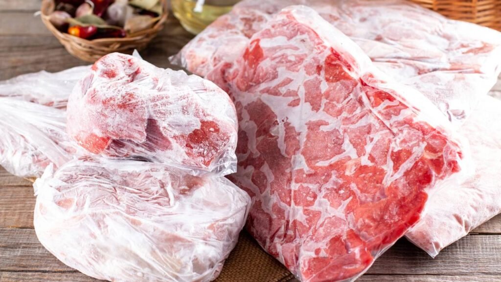 O erro arriscado na hora de descongelar carne que você precisa evitar