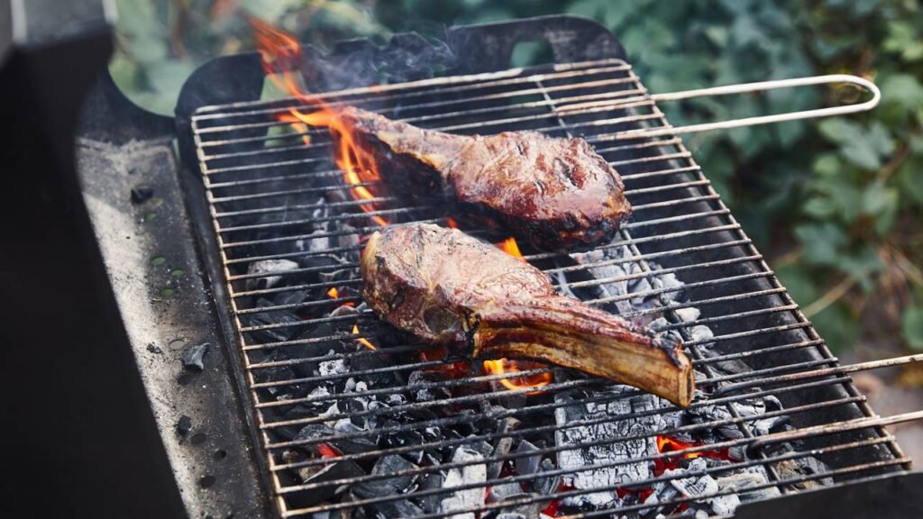 Por que jogar sal grosso na brasa virou rotina nas churrasqueiras hoje em dia