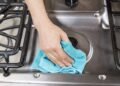 Os 5 ingredientes simples que você pode usar pra limpar o fogão sem esforço
