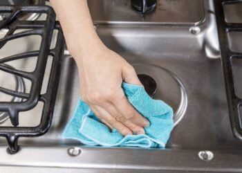Os 5 ingredientes simples que você pode usar pra limpar o fogão sem esforço